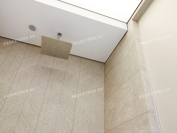 Двухуровневый натяжной потолок в ванной со встроенным душем