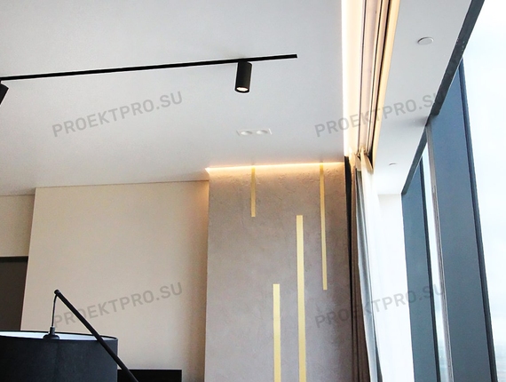 Парящий потолок с подсветкой стены и штор