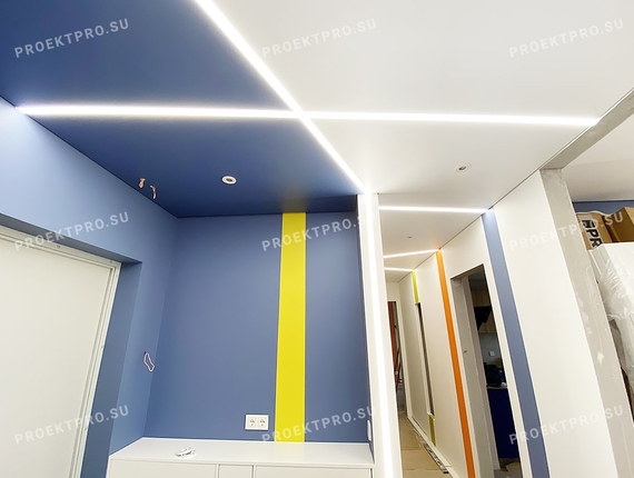 Переход световых линий с натяжного потолка на стену в интерьере