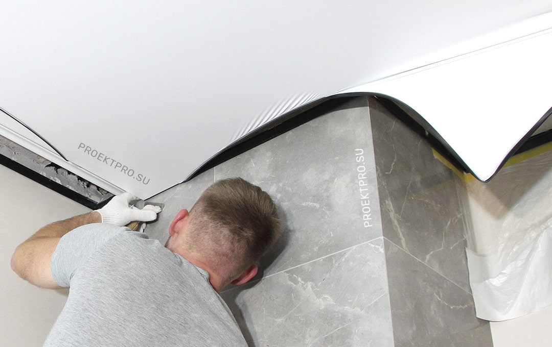 Мстер из компании ProektPro монтирует парящий потолок Еврокрааб