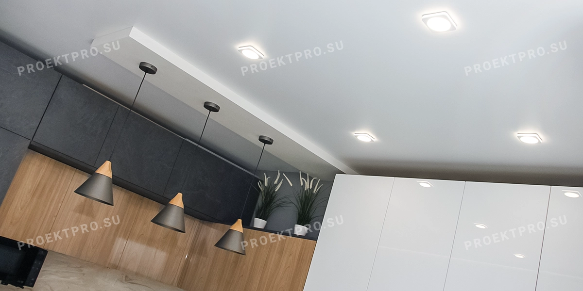 Точечные светильники в натяжном потолке на кухне