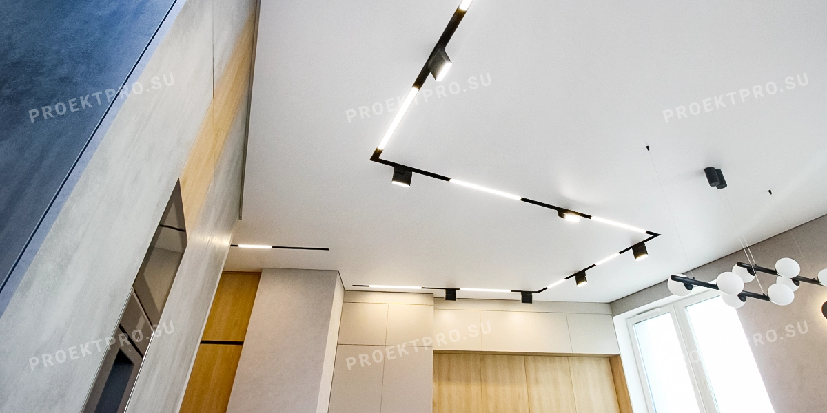 Натяжной потолок с трековым освещением на кухне